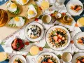 Un délicieux brunch de mariage : gaufres aux fruits, toasts avocat-œuf, jus d'orange et café. Une idée parfaite pour célébrer !