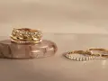 Pile d'alliances en or serties de diamants, pour vous aider à choisir son alliance parfaite.