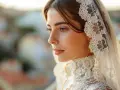 Profil d'une mariée portant une robe traditionnelle portugaise, voile en dentelle fine et col orné de perles.