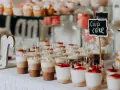 Un délicieux repas mariage fait maison avec des verrines, des cupcakes et des macarons.