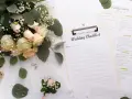 Un bouquet de roses, des alliances et une liste de mariage pour organiser son mariage soi-même.