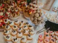 Le lendemain de mariage, un buffet de douceurs : brochettes de fruits, petits gâteaux à la crème et aux fruits, et biscuits gourmands.