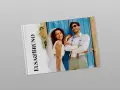 Album photo mariage exemple : Elsa & Bruno, un couple souriant devant une porte bleue.