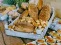 Plateau de pains variés, idéal pour un brunch. Le prix d'un brunch par personne inclut cette sélection gourmande.