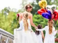 Mariée et enfants d'honneur, joyeux jeux d'enfants pour un mariage, avec des ballons en forme de cœur.