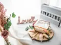 Décoration de mariage DIY : boîte à alliances, mot "love", bouquet de fleurs séchées et lightbox #WEDDING. Idéal pour un mariage diy petit budget.