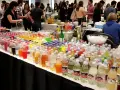 Une table déborde de bouteilles de boissons colorées. Combien de bouteilles d'eau pour 50 personnes ? Il y en a des centaines !