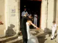Mariage à l'église : le couple s'embrasse devant l'édifice, entouré d'invités joyeux. La musique du mariage résonne.