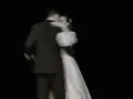 Un couple danse lors de l'ouverture de bal de leur mariage, le mouvement capturé dans un flou artistique.