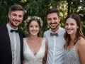 Un couple heureux, entouré de leurs témoins, après la cérémonie à la mairie. La mariée porte une couronne de fleurs.