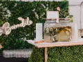 Bar à eaux infusées, une belle idée cocktail mariage. Citrons, concombres et menthe dans des distributeurs.
