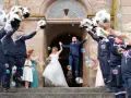 Mariés sortant de l'église sous une haie d'honneur mariage de pompiers lançant des bulles.