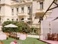 Magnifique **organisation cérémonie laïque** dans un jardin, avec tables dressées et château en arrière-plan.