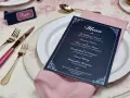 Un exemple de menu de mariage original sur une table dressée avec élégance.