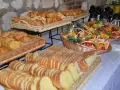 Buffet de viennoiseries, pains tranchés et fruits frais, parfait pour un brunch mariage petit budget.
