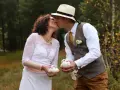 Un couple s'embrasse, symbolisant la tradition mariage : les 4 éléments. Ils tiennent des colombes, représentant l'air et la paix.