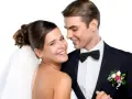 Un jeune couple marié, souriant et complice. La mariée, voile sur la tête, et le marié, nœud papillon, se préparent pour la fête. Combien donner à un mariage cousin ?