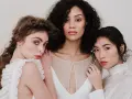 Trois femmes aux visages lumineux, prêtes pour un soin visage avant mariage. Leur peau est radieuse, leurs regards doux.