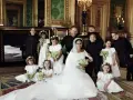 Mariage Harry et Meghan : le couple royal pose avec les enfants d'honneur dans un salon luxueux.
