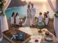 Un couple se marie à l'étranger, entouré de témoins, avec un globe et des documents suggérant un mariage international.
