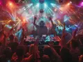 DJ mixant une chanson marrante pour soirée, foule en délire sous les lumières disco.