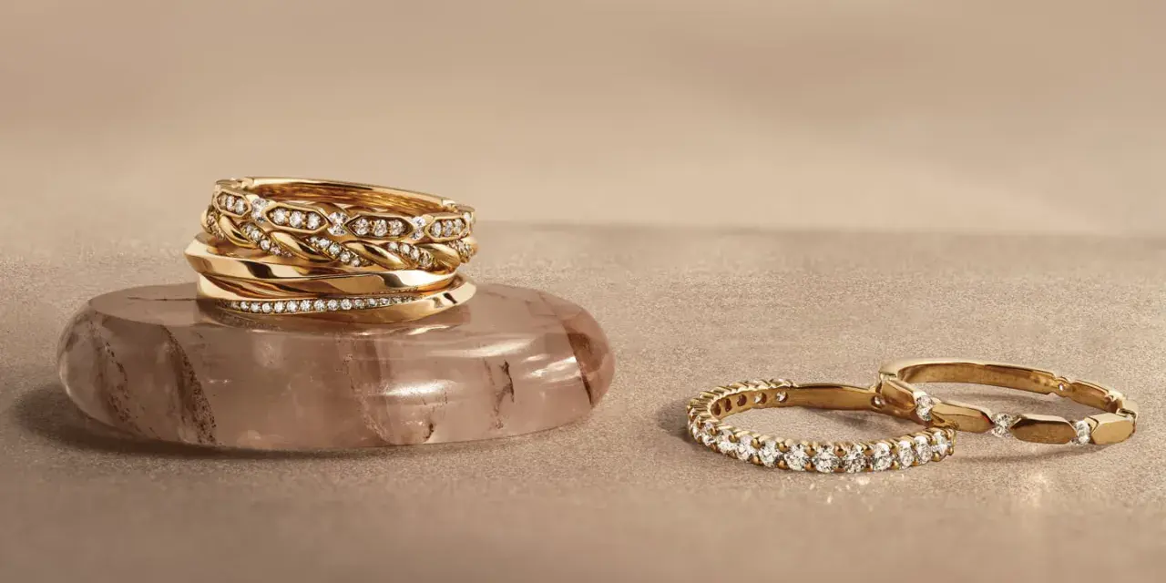 Pile d'alliances en or serties de diamants, pour vous aider à choisir son alliance parfaite.