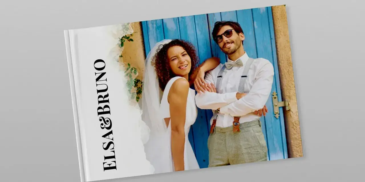 Album photo mariage exemple : Elsa & Bruno, un couple souriant devant une porte bleue.