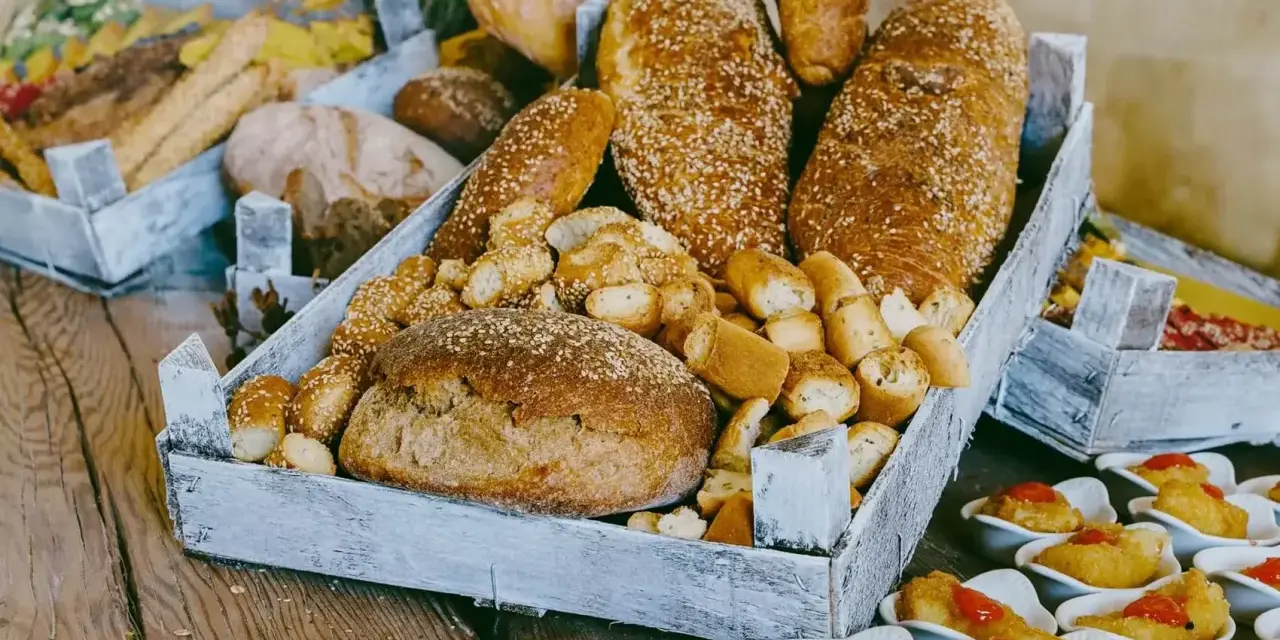 Plateau de pains variés, idéal pour un brunch. Le prix d'un brunch par personne inclut cette sélection gourmande.