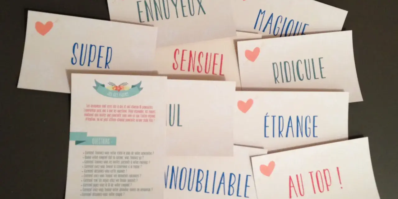 Cartes pour un jeu des adjectifs mariage : "Super", "Ennuyeux", "Magique", "Sensuel", "Ridicule", "Étrange", "Incroyable", "Au top !".