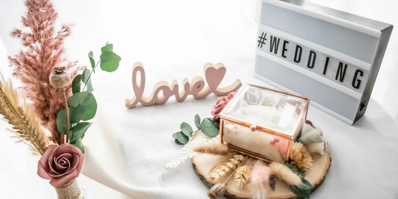 Décoration de mariage DIY : boîte à alliances, mot "love", bouquet de fleurs séchées et lightbox #WEDDING. Idéal pour un mariage diy petit budget.