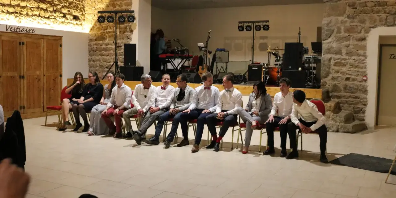 Dix jeunes gens, habillés pour une soirée, attendent patiemment. Peut-être des gages amusants pour soirée les attendent-ils ?