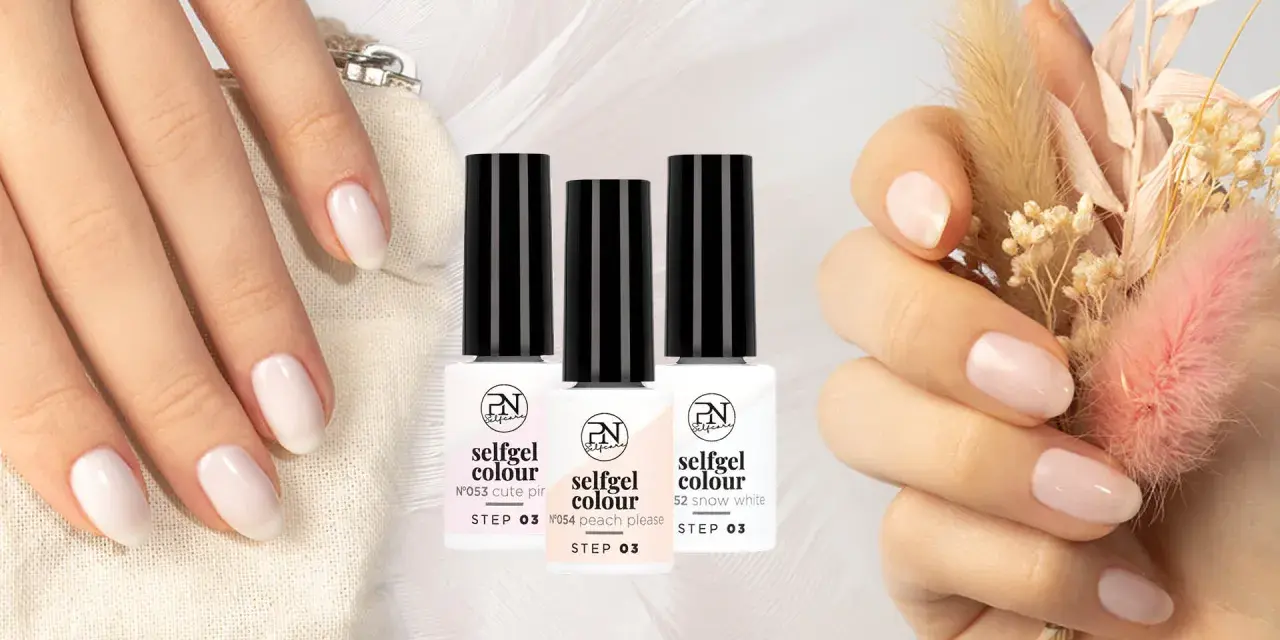Mains délicates aux ongles parfaits, prêts pour le grand jour. Trois flacons de vernis "selfgel colour" aux teintes douces, idéales pour un ongle mariée élégant.