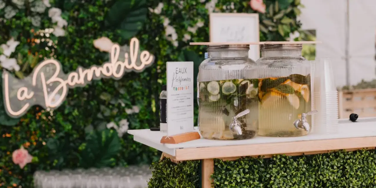 Bar à eaux infusées, une belle idée cocktail mariage. Citrons, concombres et menthe dans des distributeurs.