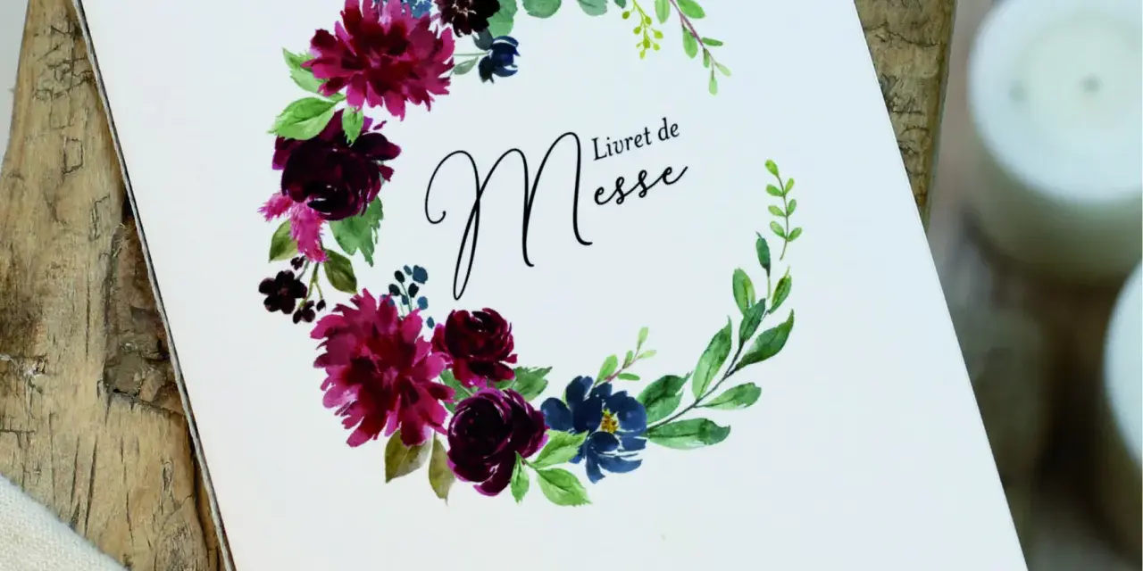 Un livret de messe orné d'une couronne florale. Idéal pour un mariage, ce livret vous guide pour comment faire un livret de messe élégant.