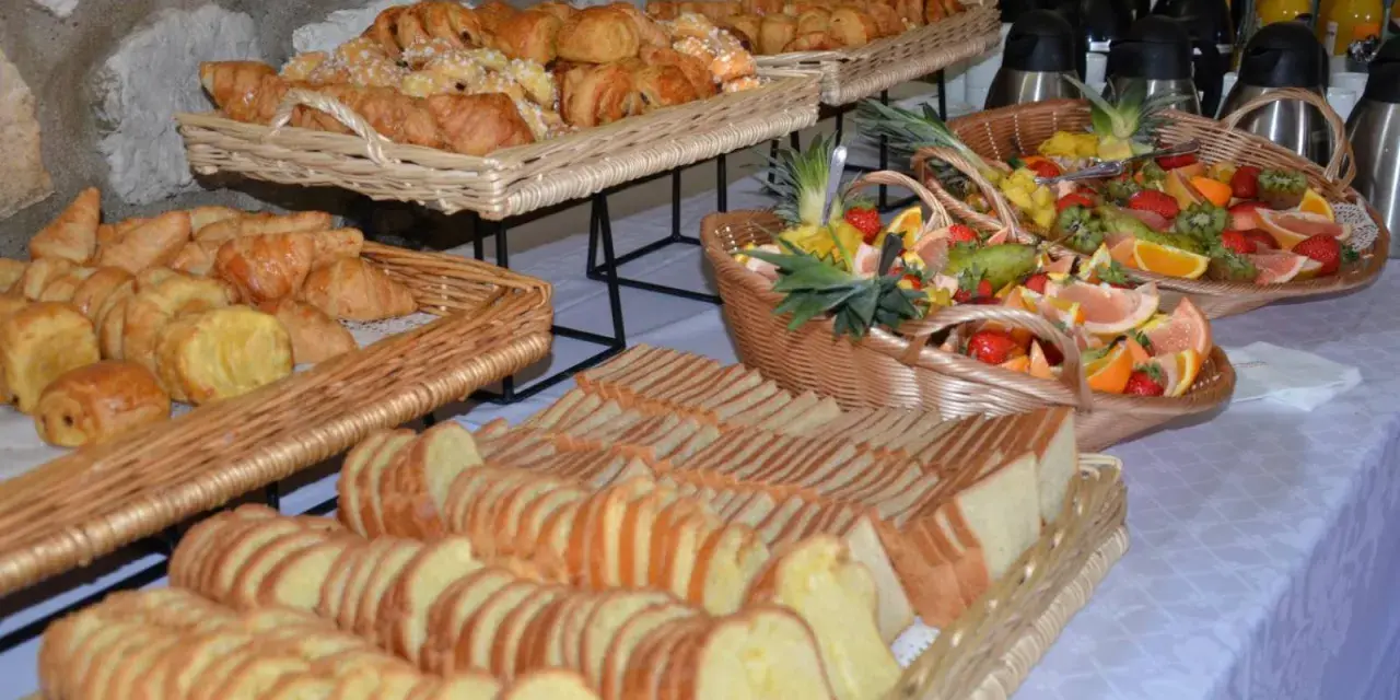 Buffet de viennoiseries, pains tranchés et fruits frais, parfait pour un brunch mariage petit budget.