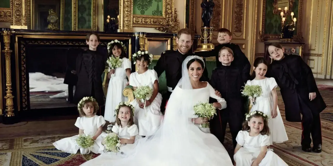 Mariage Harry et Meghan : le couple royal pose avec les enfants d'honneur dans un salon luxueux.