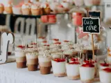 Un délicieux repas mariage fait maison avec des verrines, des cupcakes et des macarons.