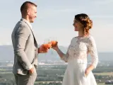 Un couple marié trinque avec des cocktails fruités, une belle quantité de soft pour un mariage en plein air.