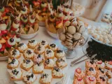 Le lendemain de mariage, un buffet de douceurs : brochettes de fruits, petits gâteaux à la crème et aux fruits, et biscuits gourmands.