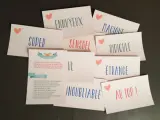 Cartes pour un jeu des adjectifs mariage : "Super", "Ennuyeux", "Magique", "Sensuel", "Ridicule", "Étrange", "Incroyable", "Au top !".