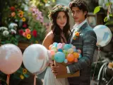 Un jeune couple, elle couronnée de fleurs, lui en costume, tient un bouquet de ballons colorés. Une belle idée surprise mariage.