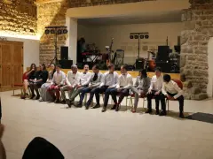 Dix jeunes gens, habillés pour une soirée, attendent patiemment. Peut-être des gages amusants pour soirée les attendent-ils ?