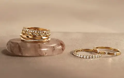Pile d'alliances en or serties de diamants, pour vous aider à choisir son alliance parfaite.