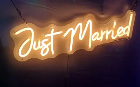 Néon "Just Married" illuminant, parfait pour une sortie de mariage dynamique, avec une musique entraînante.