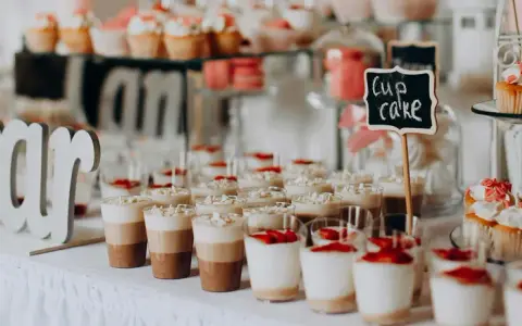 Un délicieux repas mariage fait maison avec des verrines, des cupcakes et des macarons.