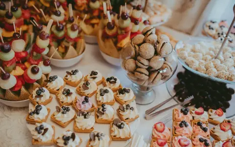Le lendemain de mariage, un buffet de douceurs : brochettes de fruits, petits gâteaux à la crème et aux fruits, et biscuits gourmands.