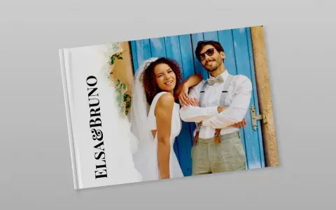 Album photo mariage exemple : Elsa & Bruno, un couple souriant devant une porte bleue.
