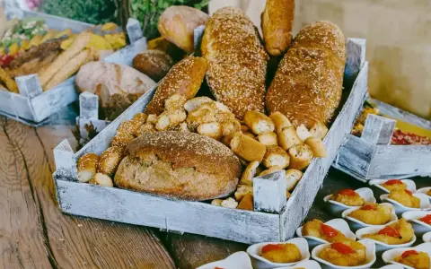 Plateau de pains variés, idéal pour un brunch. Le prix d'un brunch par personne inclut cette sélection gourmande.