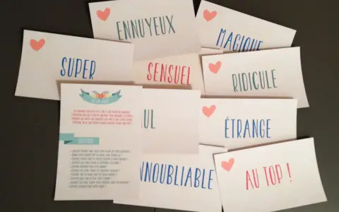 Cartes pour un jeu des adjectifs mariage : "Super", "Ennuyeux", "Magique", "Sensuel", "Ridicule", "Étrange", "Incroyable", "Au top !".