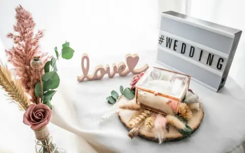 Décoration de mariage DIY : boîte à alliances, mot "love", bouquet de fleurs séchées et lightbox #WEDDING. Idéal pour un mariage diy petit budget.